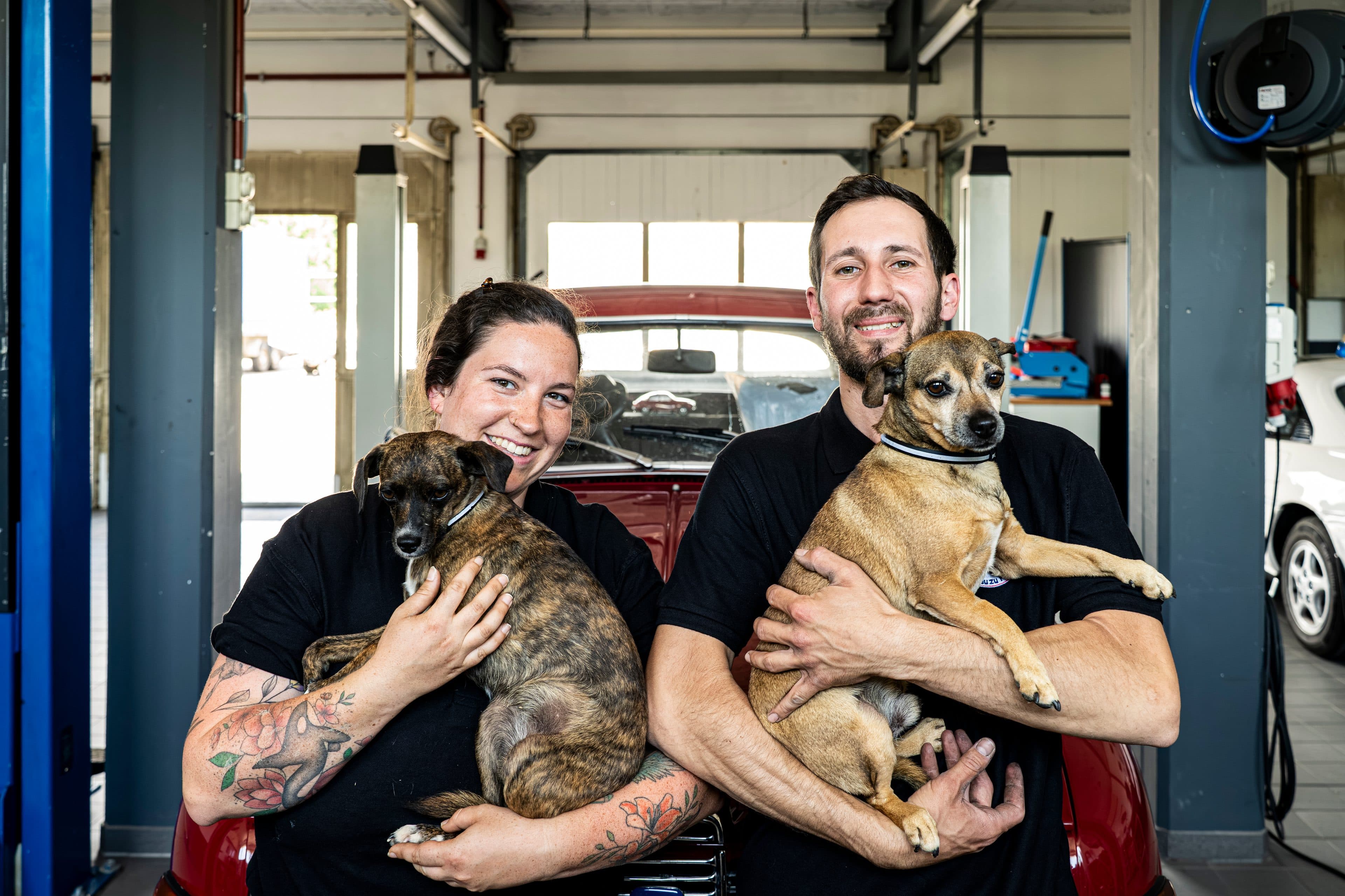 Liliane und Ronny mit ihren Hunden in der Werkstatt