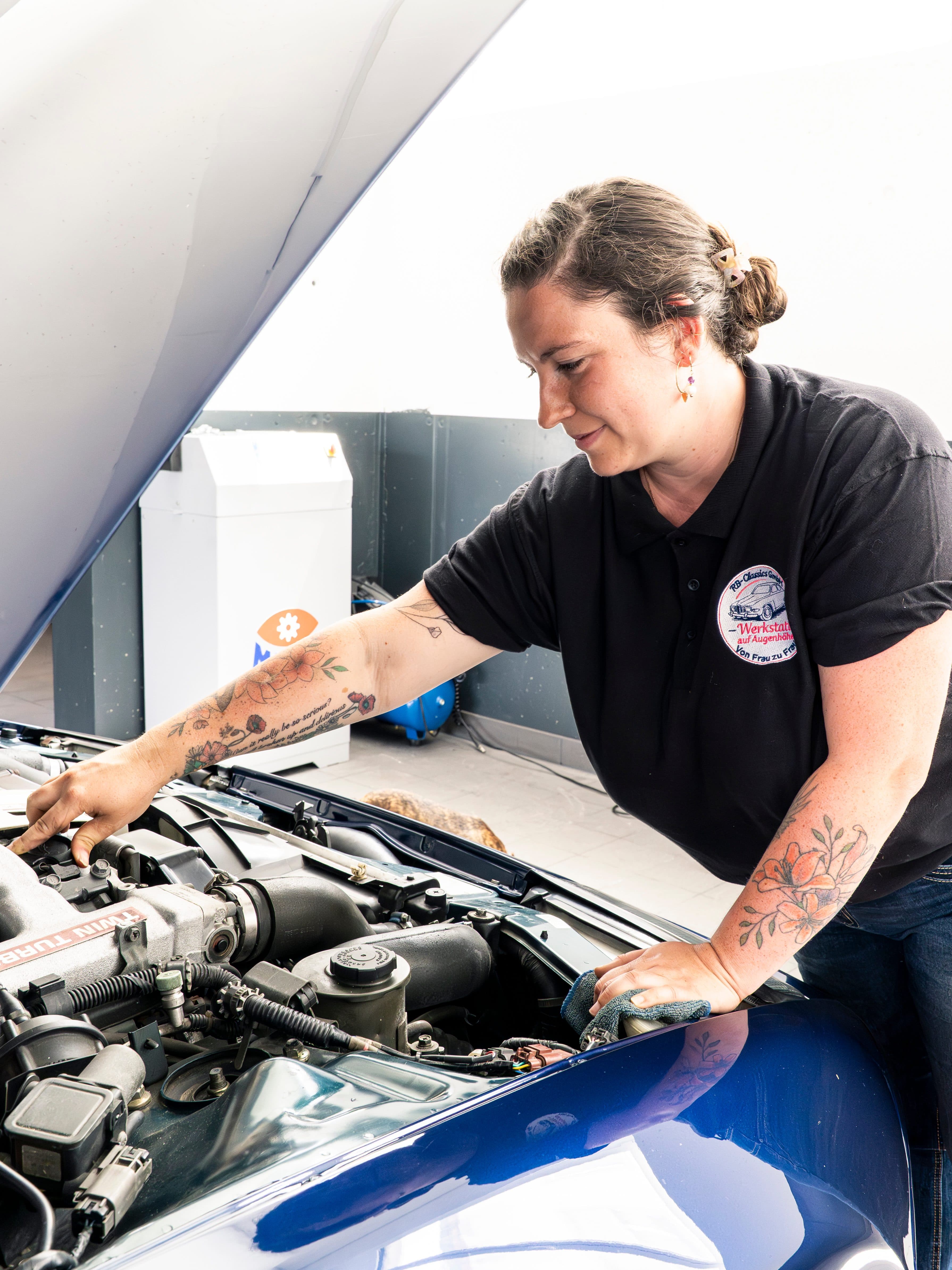 Liliane bei der Arbeit am Motorraum