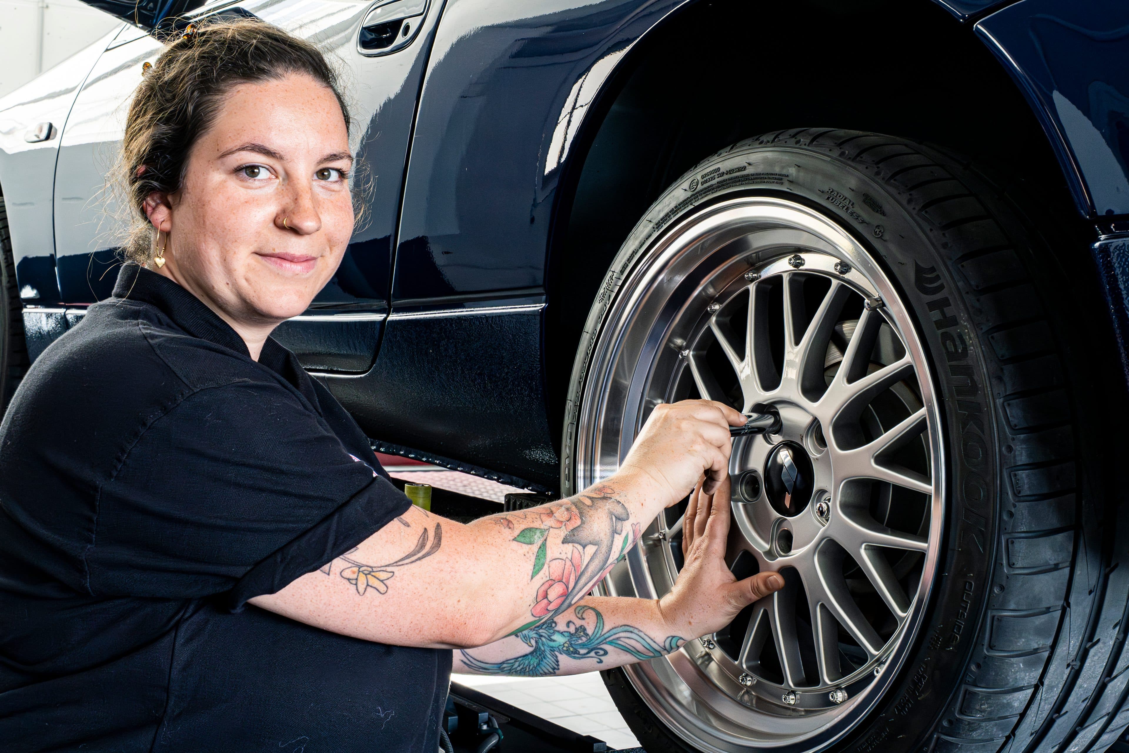 Liliane bei der Arbeit an einem Rad