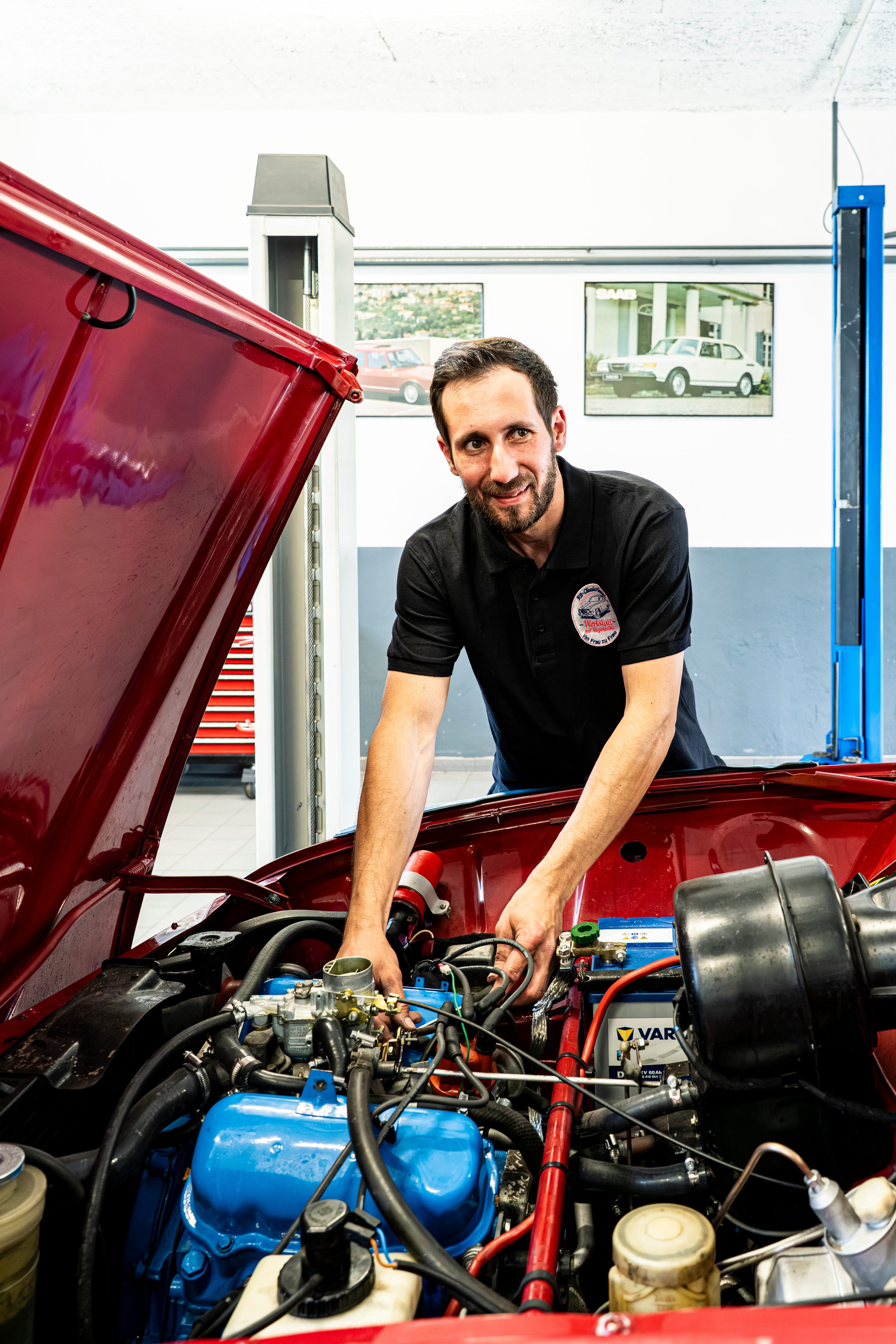 Ronny bei der Arbeit am Motor eines klassischen SAAB