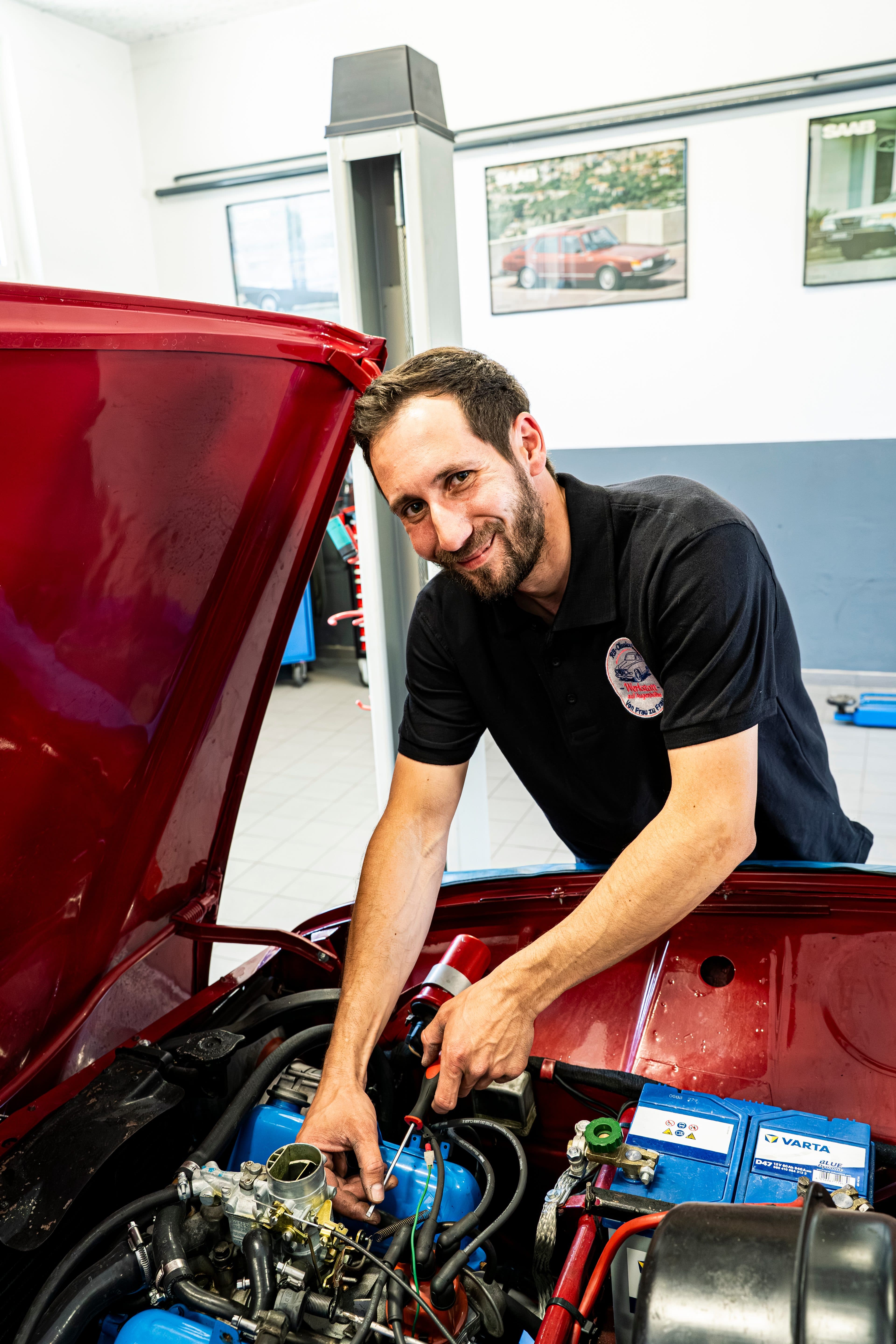 Ronny bei der Arbeit am Motor eines klassischen SAAB