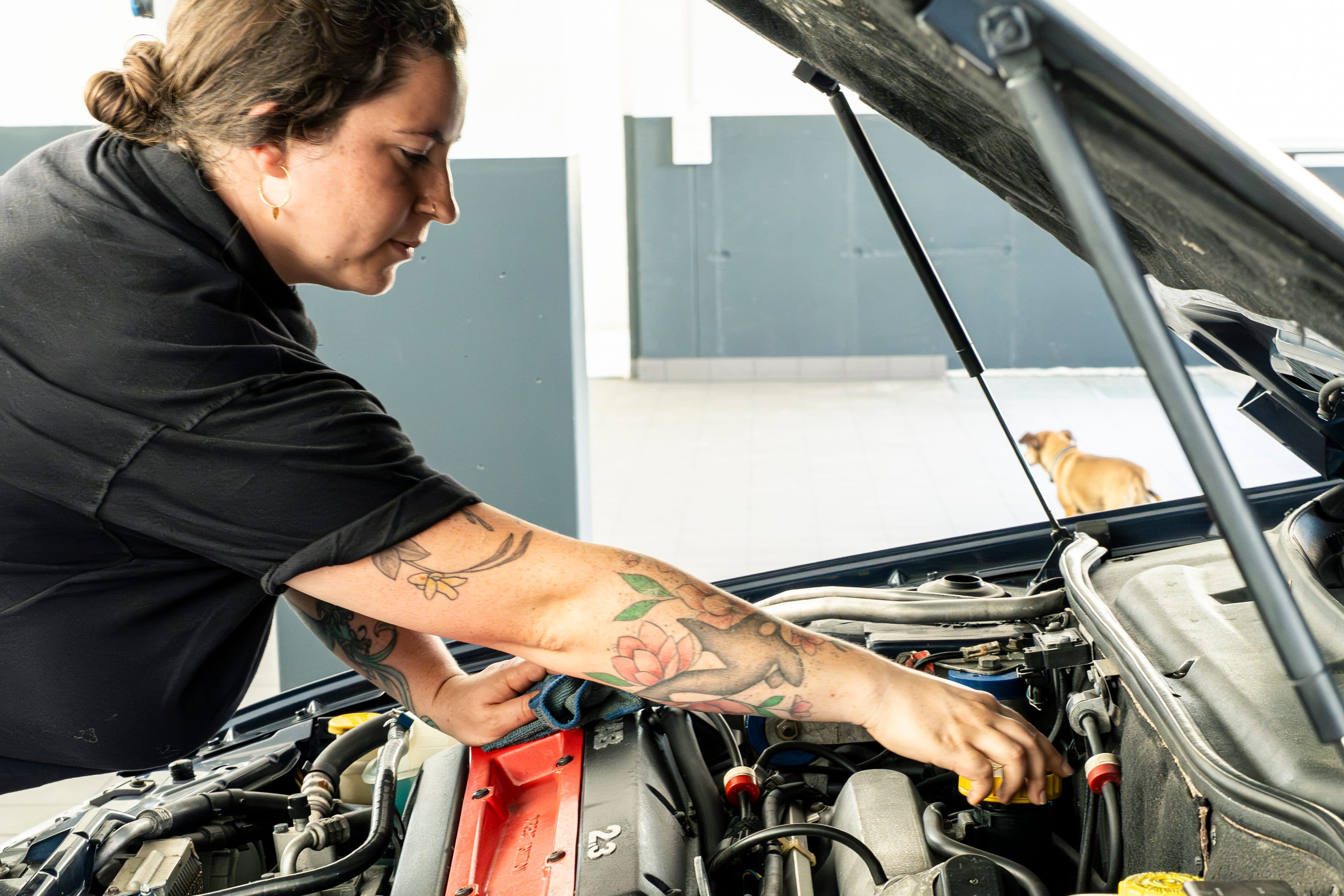 Arbeit am Motorraum eines klassischen Fahrzeugs