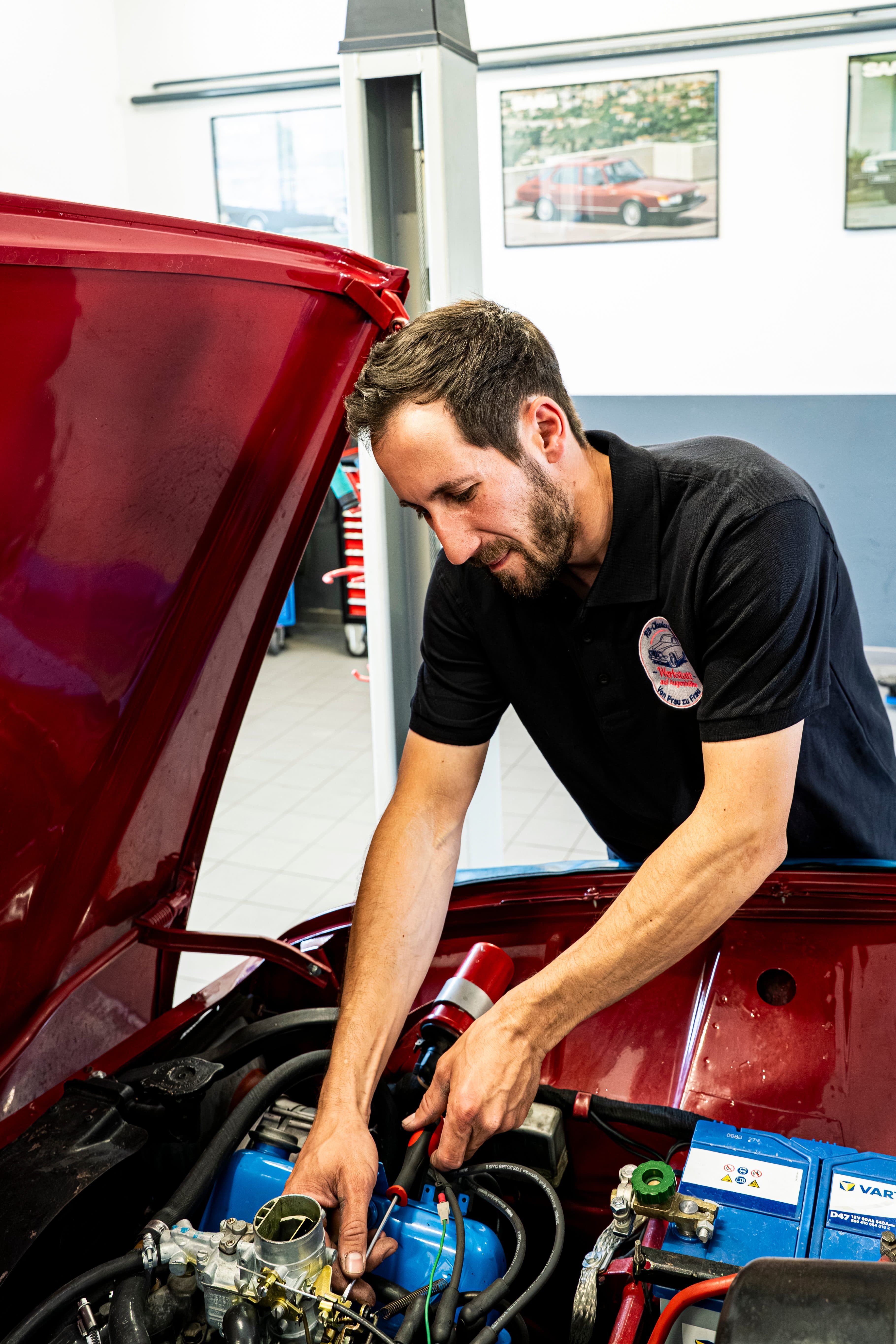 Ronny bei Arbeiten am Motorraum eines Fahrzeugs