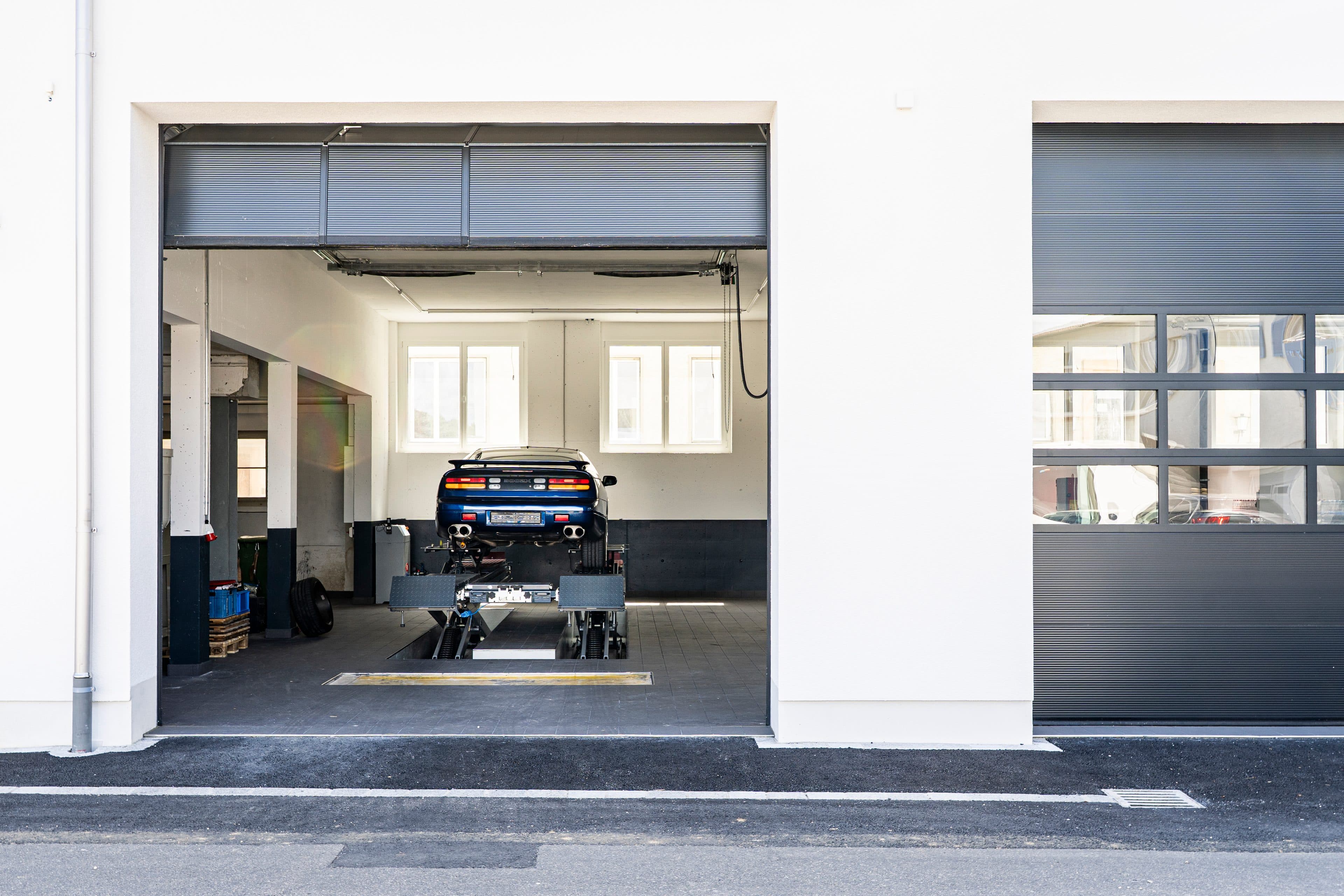 Eingang der Werkstatt von RB-Classics in Breitenbach
