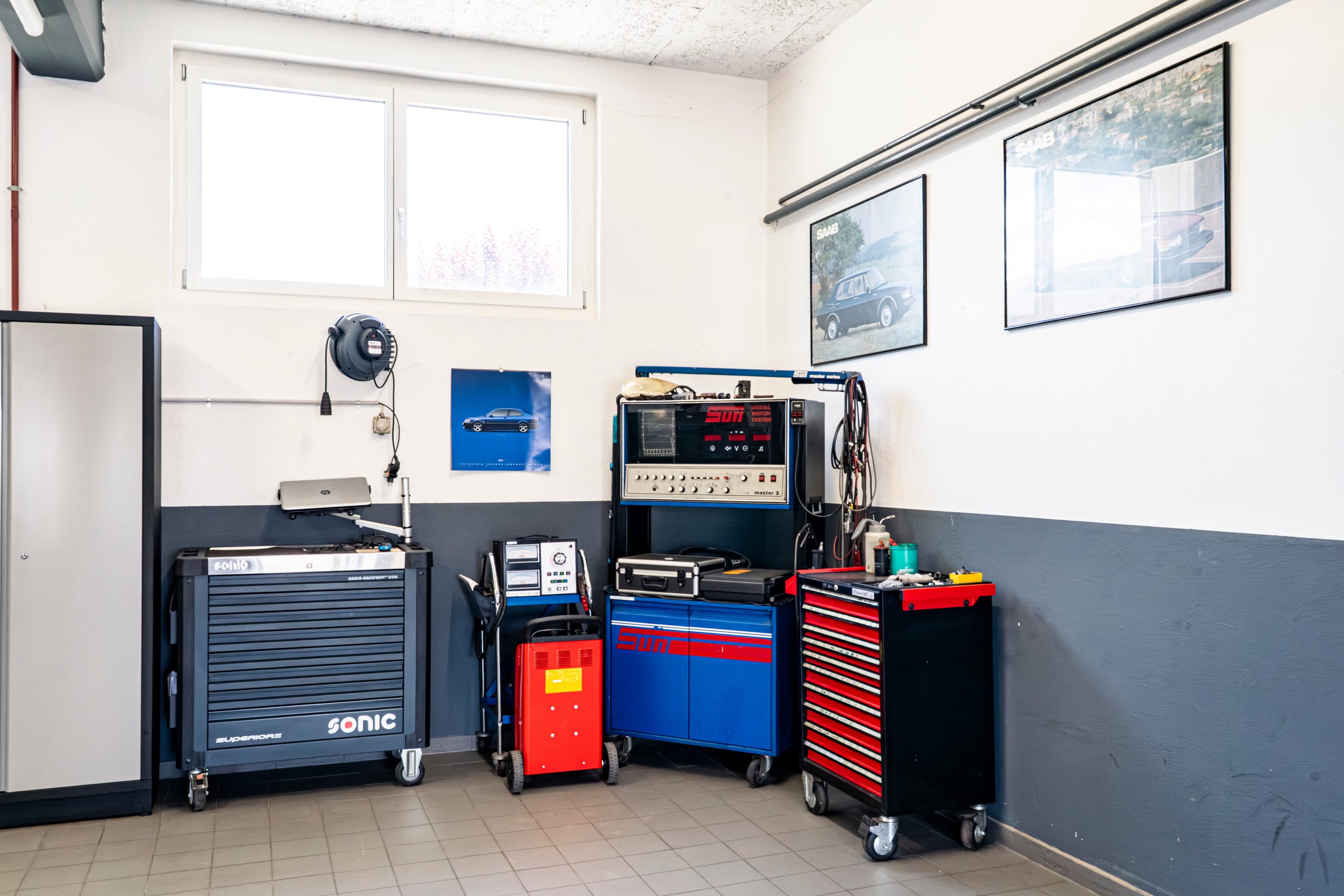 Werkzeugwagen und SAAB-Bilder in der Werkstatt